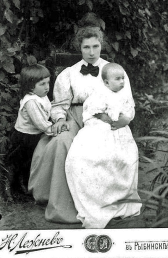Лев (справа) с матерью Марией Николаевнойи сестрой Верой. Рыбинск 1913 год